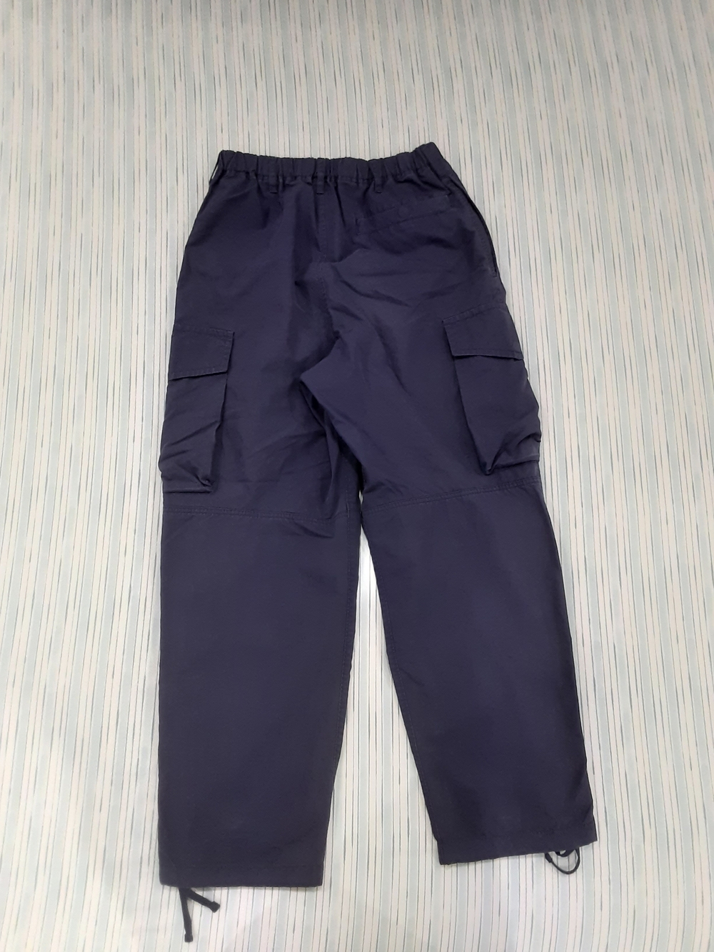 Uniqlo Men's Wide Cargo Pants. (Blue) - Picture 2 of 5